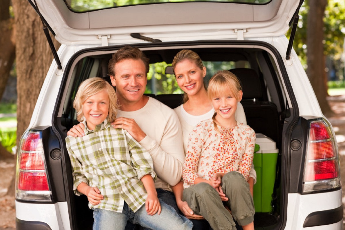 Первая машина в семье. Семейный автомобиль. Семья с автомобилем. Путешествие с семьей. Автомобиль для семьи с двумя детьми.